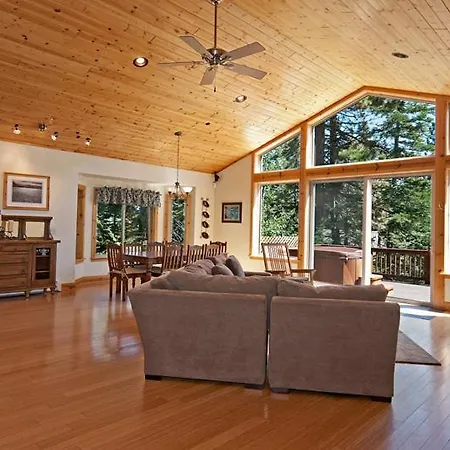 Woodside Lodge On West Shore With Private Hot Tub, Pool Table & Game Room